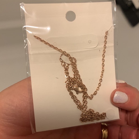 Lil Sis gold heart necklace - Picture 3 of 7